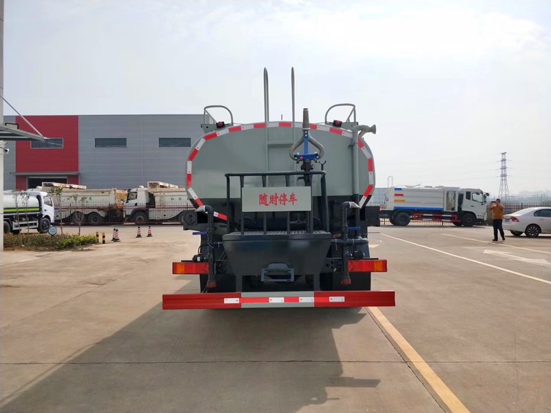 �塢��(gu��)���|�L(f��ng)�������p��20����ˮ܇(ch��)��·ϵ�y(t��ng)�� �ɹܵ�����λ��ͨ���y��ֱͨ���y���^(gu��)�V�W(w��ng)����ˮ�ڣ�ǰ�_�󞢡���(c��)������λ��(c��)����������ƽ�_(t��i)�����G����ˮ���ڣ��M�ɡ� 