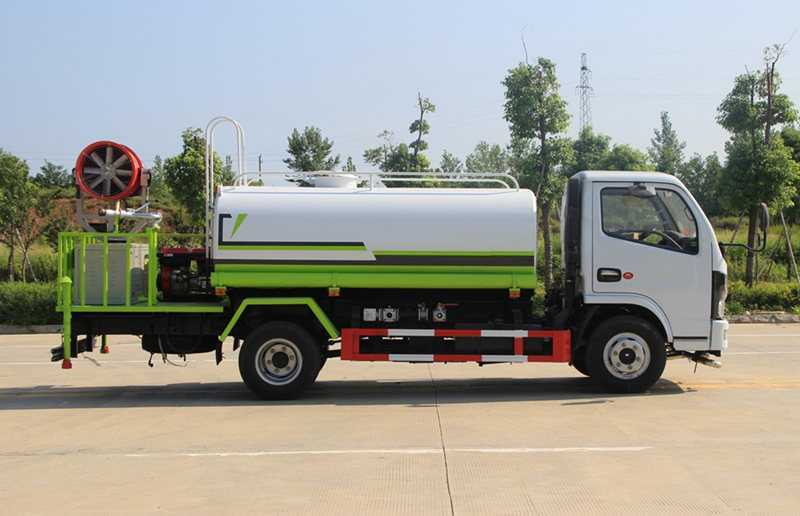 �|�LС������5����ˮ܇�����ױP���ã�  ���Ö|�LD6ϵ���¿��{��ң�3308mm�S�࣬���d����ȫ��115�R�����Ͱl(f��)�әC�򳯲�130�R�����Ͱl(f��)�әC���f��P5�n׃���䣬3.5T���7.00R16䓽z̥��ABS������늄Ӵ����п��i���b��耳ס����g��܇�����Ԅ����i������x��˲�r�ͺģ��Ƽ���ʮ�㣬�{�˸����m��GB7258��Ҏ(gu��)��  �|�LС������������ˮ܇��  ����4mm��(y��u)�|(zh��)̼䓰壬�ރ�(n��i)�����p���˸��壬���Þ�ˮ܇����ˮ�ã��܌��F(xi��n)���M�ó����ܣ������bǰ�_���󞢡��ȇ�����ˮ܇ƽ�_����ˮ���ڣ����{(di��o)��(ji��)ֱ�������ꡢС�ꡢëë�ꡢ�F��Ч���������ɸ���ˮ�ܣ�����������ȼ������ӿڡ���ˮ܇��ֱ����7�ף���ˮ���ȴ���20�ף���̴���28�ס���ˮ܇�ɼ��bǰ�_�󞢚���y�{��ҿ��ơ��ɼ��b�F�ڙC�M�l(f��)늙C�M���F���m�b�á�